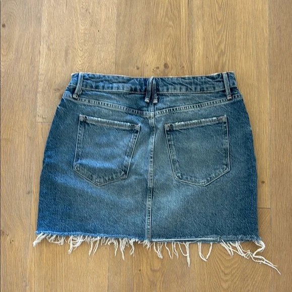 Good American Frayed Denim Mini Skirt - Picture 5 of 7